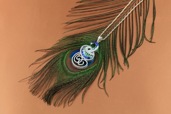 Elegant bird charms: discover your perfect piece today